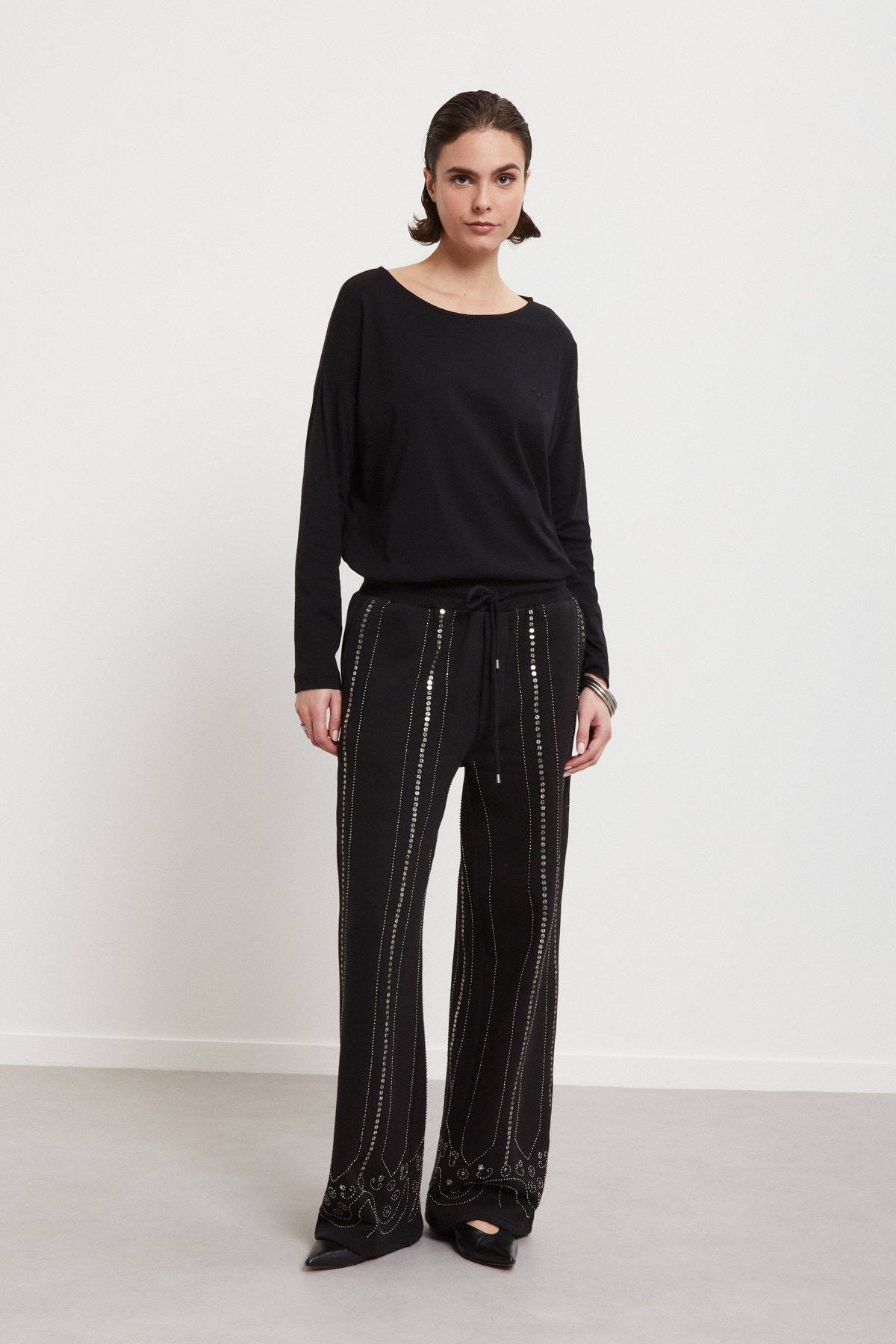 Straight sweatpants with hand-sewn sequin embroidery Straight sweatpants with hand-sewn sequin embroidery