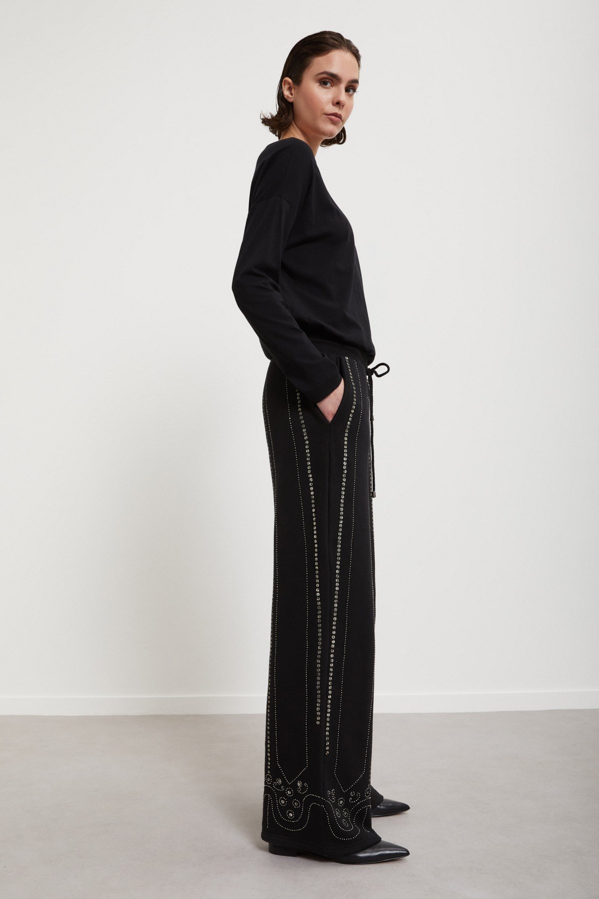 Straight sweatpants with hand-sewn sequin embroidery Straight sweatpants with hand-sewn sequin embroidery